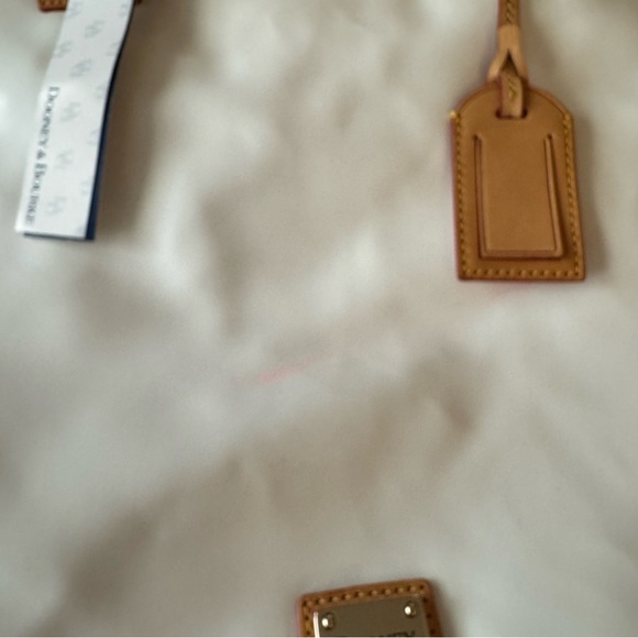 Dooney & Bourke White Patent Leather North/South Lee Tote Bag NWT! FLAW. - Picture 2 of 14